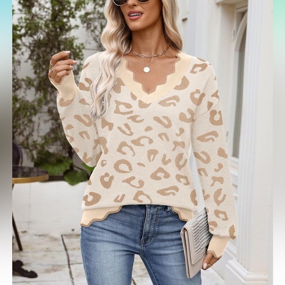 ✨ Luxe Neutral Leopard Scalloped V-Neck Sweater - Picture 2 of 4